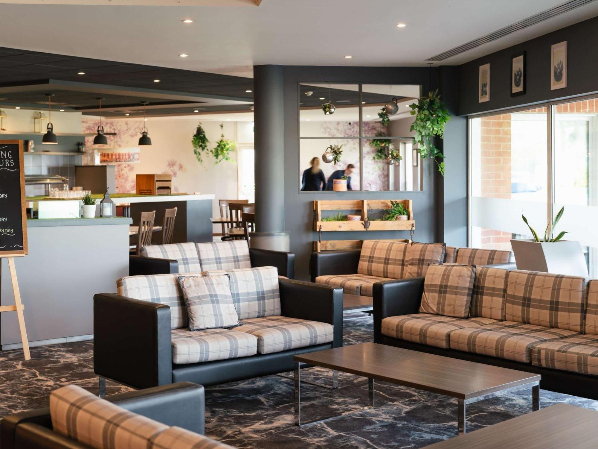 Novotel Milton Keynes Exteriör bild